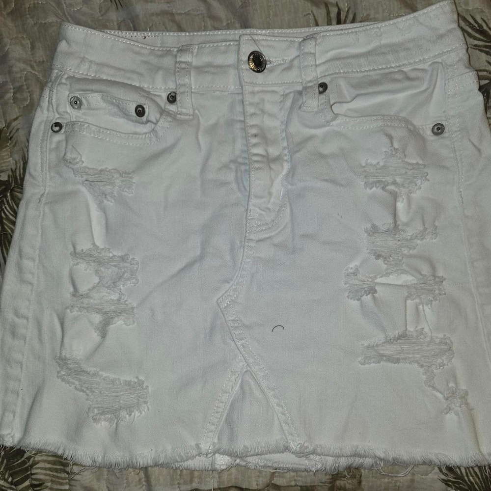 American Eagle White Distressed Denim Mini Skirt Frayed Hem Size 00